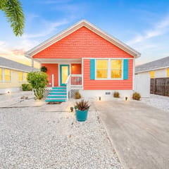 3BR/2BA Beach House-Tiki Bar! King ensuite w/ deck